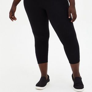Torrid Sz 2 Black premium crop legging NWT